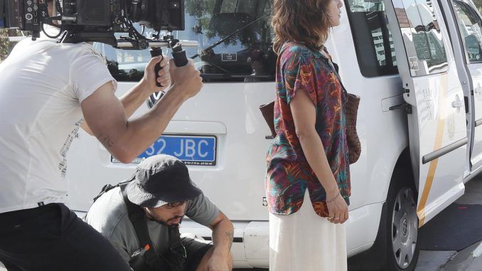 La actriz María León durante el rodaje, en la localidad sevillana de Alcalá de Guadaíra, de la serie 'El hijo zurdo', un "thriller" emocional que narra la crisis de una mujer cuando se entera de que su hijo adolescente está implicado en un grupo de ultraderecha. EFE /José Manuel Vidal.
