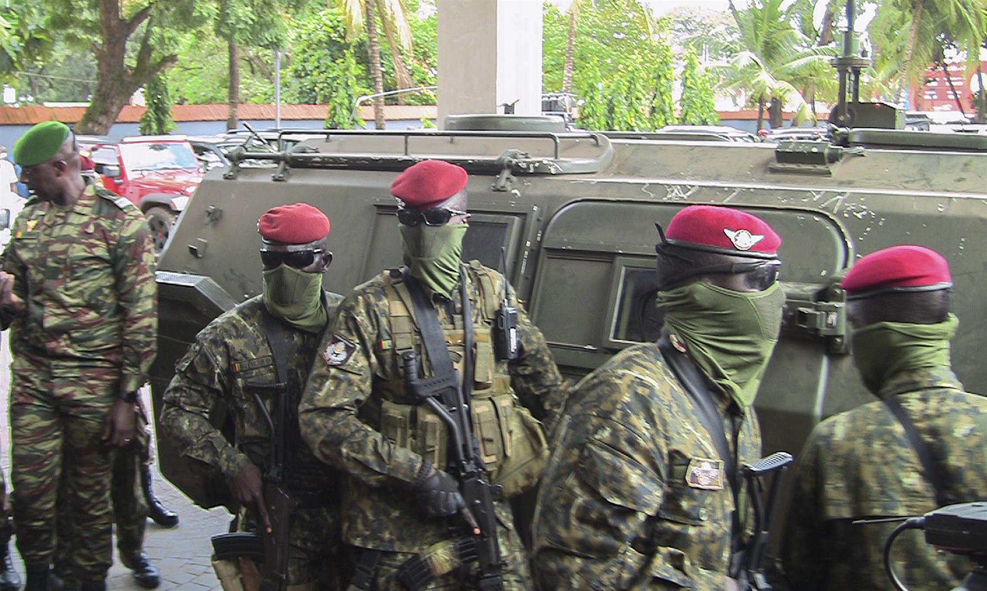 Imagen de Archivo de las fuerzas especiales que escoltan al coronel Mamadi Doumbouya que preside la junta militar que  dirige Guinea-Conakri.
EFE/EPA/STR
