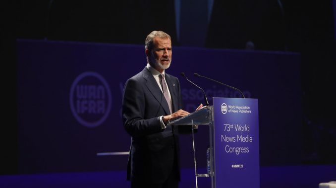 El rey Felipe VI pronuncia un discurso durante el Congreso Mundial de Medios de Comunicación organizado por la Asociación Mundial de Editores de Noticias (WAN-IFRA), este miércoles en Zaragoza. EFE/ Javier Cebollada
