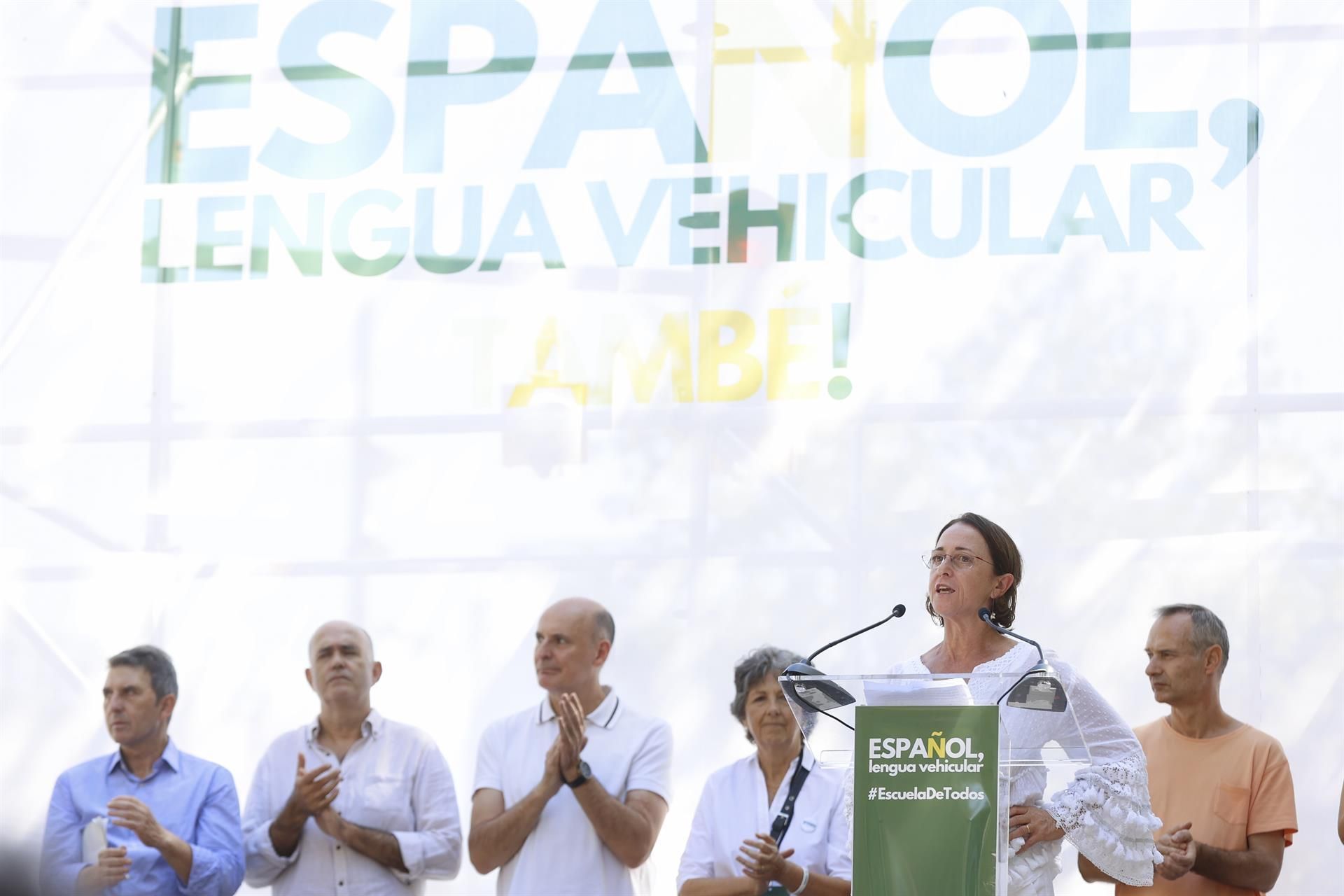 La portavoz de las asociaciones de otras autonomías, Olga Ballester (atril), presidenta de "PLIS Educación, por favor", durante su intervención en la manifestación convocada en Barcelona por al plataforma Escuela para Todos, bajo el lema "Español, lengua vehicular", para reclamar que el castellano también sea lengua vehicular en Cataluña. EFE/Toni Albir
