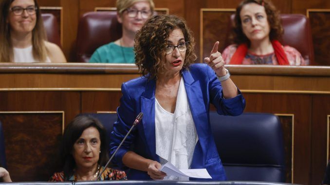 La ministra de Hacienda, María Jesús Montero, interviene durante la sesión de control al Gobierno en el Congreso de los diputados este miércoles, en Madrid. EFE/ Juan Carlos Hidalgo
