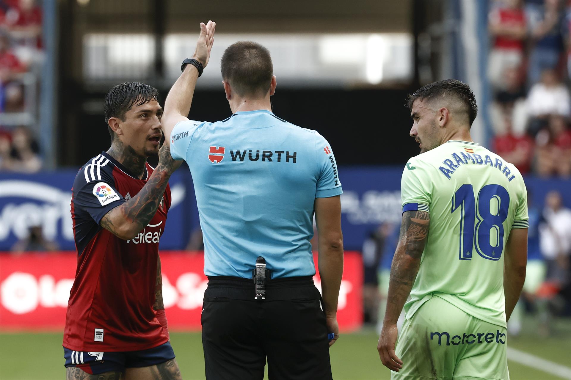 El centrocampista argentino de Osasuna Ezequiel Ávila, expulsado con tarjeta roja durante el partido de la sexta jornada de Liga Santander, disputado en el estadio de El Sadar. EFE/Jesús Diges
