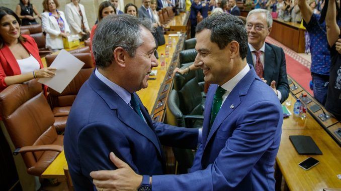 El presidente de la Junta de Andalucía, Juanma Moreno, es felicitado por el líder del PSOE andaluz, Juan Espadas (i), en el Parlamento andaluz. EFE/Archivo
