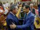 El presidente de la Junta de Andalucía, Juanma Moreno, es felicitado por el líder del PSOE andaluz, Juan Espadas (i), en el Parlamento andaluz. EFE/Archivo