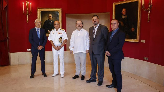 El compositor Gabriel Loidi (c) posa junto el Contralmirante Santiago Barber López (2i) y Martín Llade (2d), encargado del libreto y narración, entre otros, durante la presentación del concierto V Centenario de la Primera Vuelta al Mundo que tendrá lugar en el Auditorio de Madrid el próximo 29 de septiembre. EFE/ Javier Lizón
