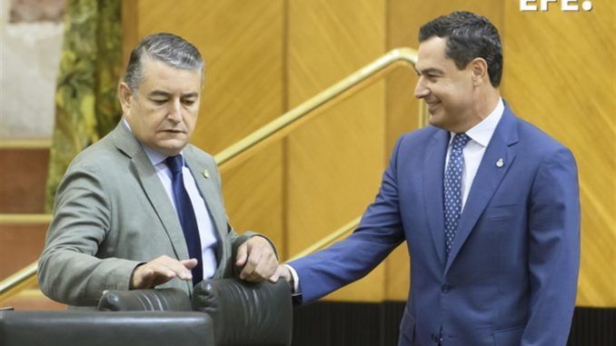 El presidente del Gobierno andaluz, Juanma Moreno(d) y el consejero de la Presidencia, Interior, Diálogo Social y Simplificación Administrativa, Antonio Sanz, al comienzo de la Sesión de Control del Parlamento de Andalucía. EFE/ Raúl Caro.
