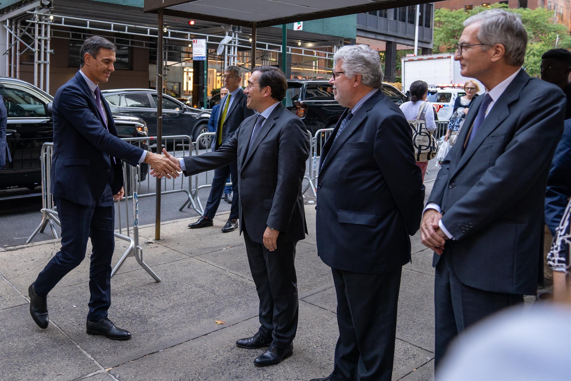 El presidente del Gobierno español, Pedro Sánchez, saluda hoy al ministro de Asuntos Exteriores José Manuel Albares (2-i), tras su llegada a un acto de homenaje al asesinado mandatario chileno Salvador Allende, en la sede del Instituto Cervantes en Nueva York (EE.UU). El presidente de Chile, Gabriel Boric, y el del gobierno español, Pedro Sánchez, participaron este miércoles en Nueva York en un homenaje por el 50 aniversario del histórico discurso ante la ONU del presidente chileno Salvador Allende, un año antes de ser asesinado en un golpe de estado. EFE/ Ángel Colmenares
