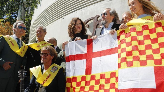 La presidenta de la Comunidad de Madrid, Isabel Díaz Ayuso (c), nombrada presidenta de Tabarnia en Madrid, posa junto a los nuevos embajadores, durante un acto celebrado esta mañana en la capital. EFE/ Luis Millan
