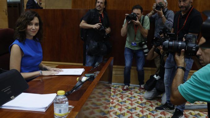 La presidenta de la Comunidad de Madrid, Isabel Díaz Ayuso (i), sonríe durante la primera sesión del debate del estado de la región en la Asamblea de Madrid, este lunes. EFE/ J.J. Guillén
