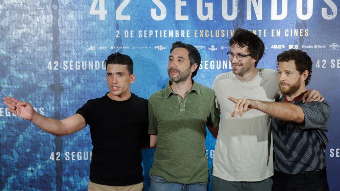 Los actores Jaime Lorente (i) y Álvaro Cervantes (d) junto con los directores Alex Murull (2i) y Dani de la Orden (2d) durante la presentación de la película '42 segundos' en Madrid esta semana. EFE/ Juan Carlos Hidalgo
