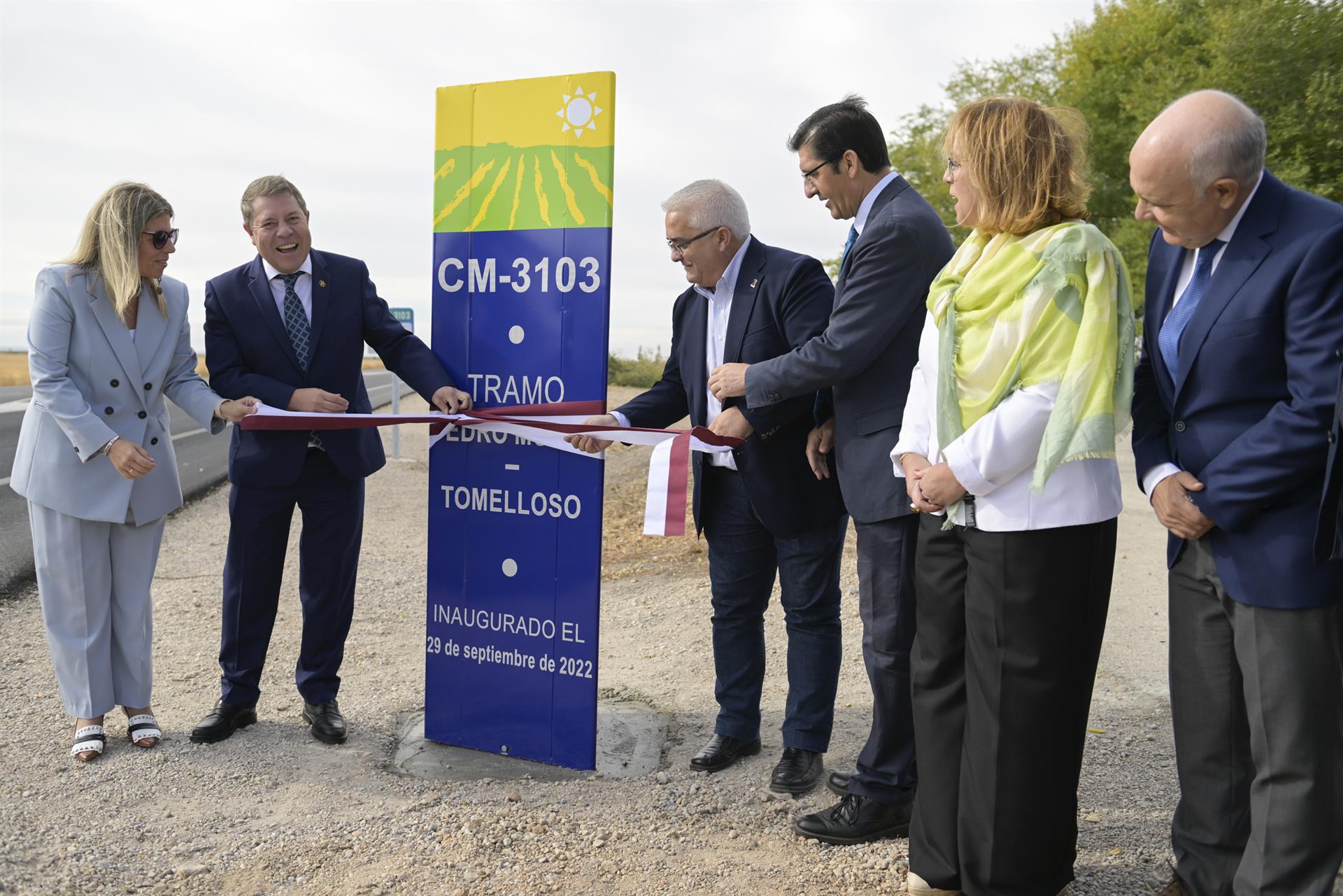 El presidente de Castilla-La Mancha, Emiliano García-Page (2i), inaugura la rehabilitación del firme de la CM-3103 entre Pedro Muñoz y Tomelloso, este jueves. EFE/Jesús Monroy
