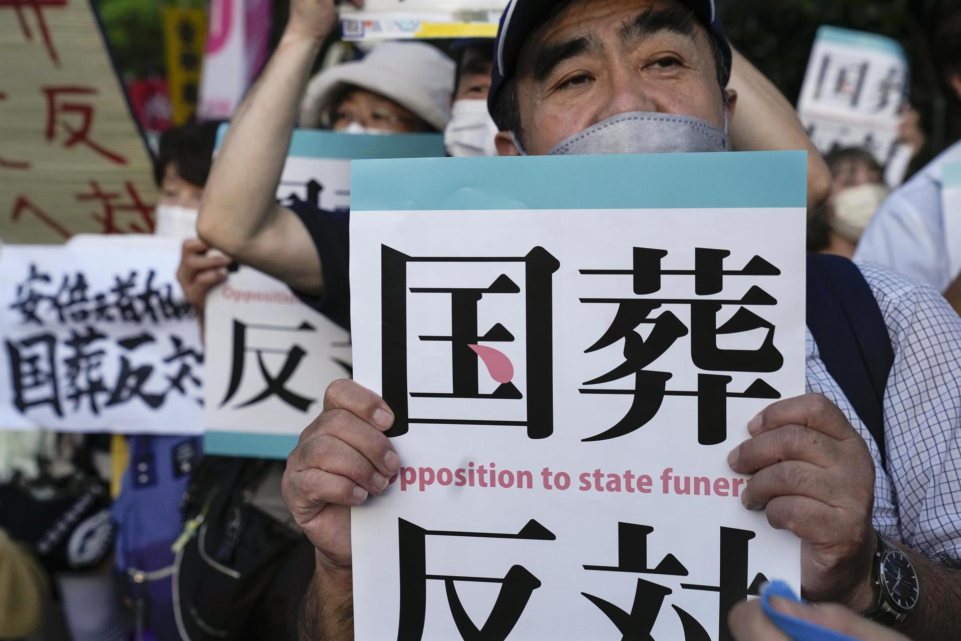 Imagen de archivo de las protestas en Tokio por el funeral de Estado del asesinado  el exmandatario nipón Shinzo Abe.
EFE/EPA/KIMIMASA MAYAMA
