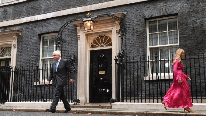 Boris Johnson abandona su residencia oficial de Downing Street en Londres, para presentar su renuncia como primer ministro británico a Isabel II. EFE/EPA/NEIL HALL
