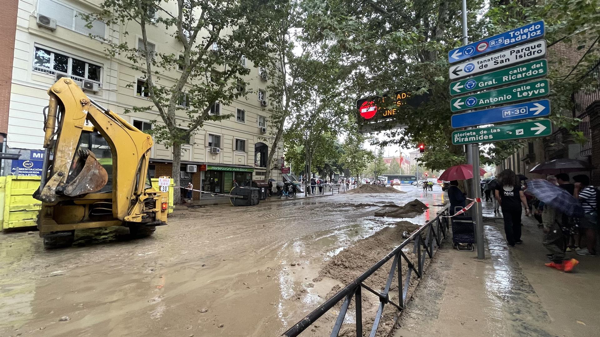 Una tubería cercana a la glorieta de Marqués de Vadillo ha sufrido esta madrugada una rotura por la que ha quedado anegada de agua la zona y el tramo de Calle 30 del entorno, incidente que ha provocado que todos los accesos a la glorieta estén cortados. EFE/Ana Bornay
