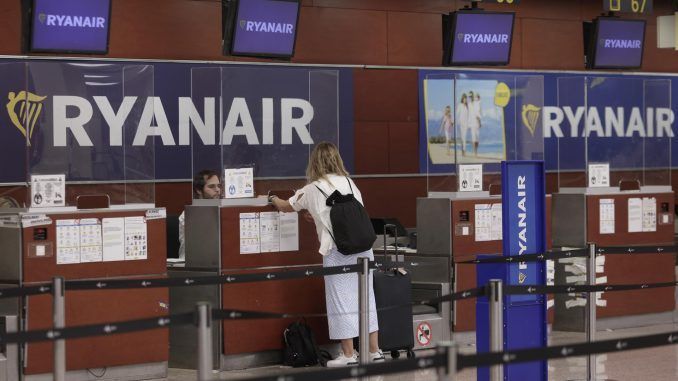 Una pasajera ante un mostrador de Ryanair. EFE/Archivo
