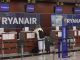 Una pasajera ante un mostrador de Ryanair. EFE/Archivo