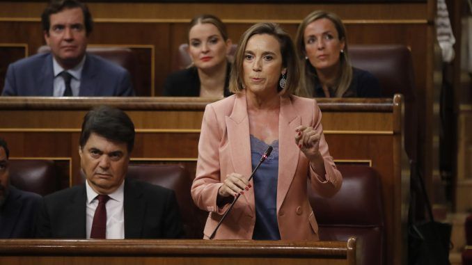 La portavoz del PP, Cuca Gamarra, durante su intervención en la sesión de control al Gobierno celebrada este miércoles en el Congreso. EFE/Juan Carlos Hidalgo
