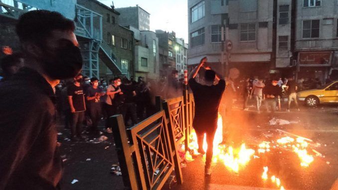 Imagen de protestas en Teherán tras la muerte de la joven Mahsa Amini tras ser detenida por llevar mal puesto el velo islámico. EFE/EPA/STR
