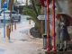 Una mujer se resguarda de la lluvia bajo una parada de autobús, este lunes en la localidad de Tuineje, en Fuerteventura. EFE/ Carlos De Saá