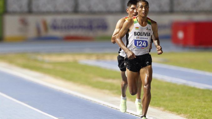 Fotografía de archivo del atleta Vidal Basco (d) de Bolivia, compitiendo para ganar la medalla de oro en la prueba 10.000 mts planos, el 4 de julio de 2022, en los XIX Juegos Bolivarianos en Valledupar (Colombia). EFE/Luis Eduardo Noriega A.
