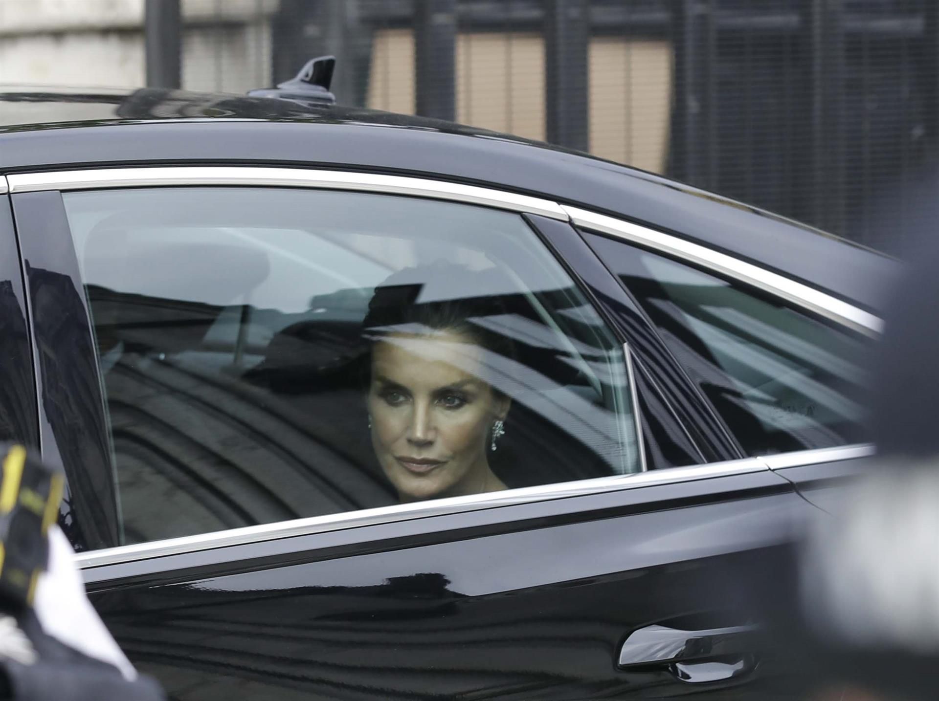 El automóvil que traslada a los reyes de España llega al Palacio de Westmister, donde los jefes de estado presentaron sus respetos a Isabell II. EFE/EPA/OLIVIER HOSLET
