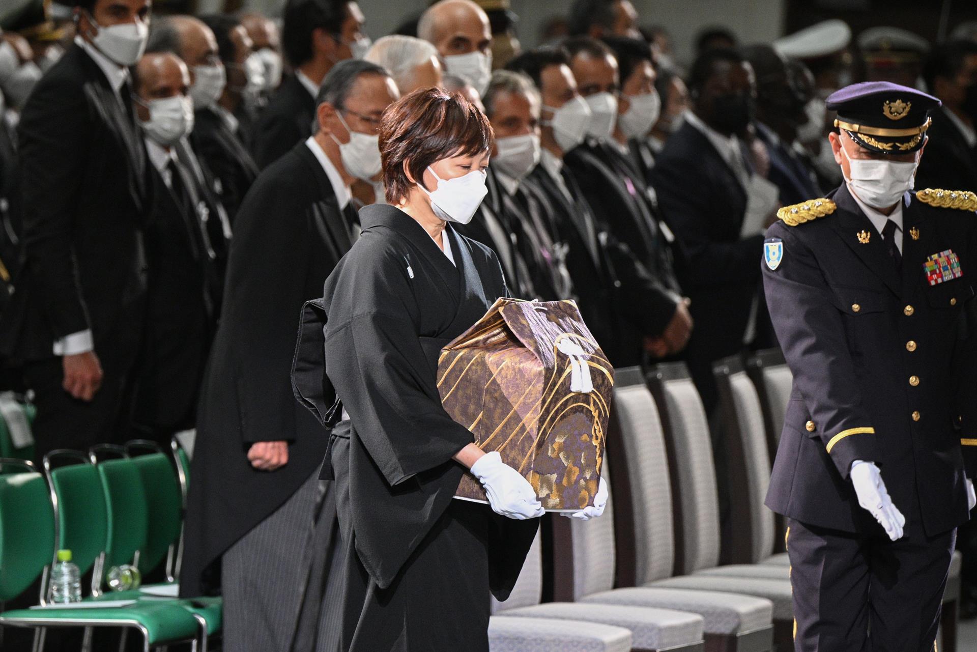 La viuda del exprimer ministro, Shinzo Abe, portando sus cenizas. EFE/EPA/PHILIP FONG/POOL
