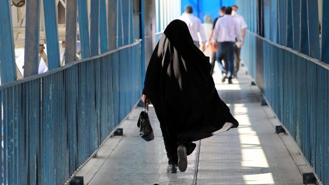 Una mujer con velo cruza un puente en Teherán. EFE/EPA/ABEDIN TAHERKENAREH
