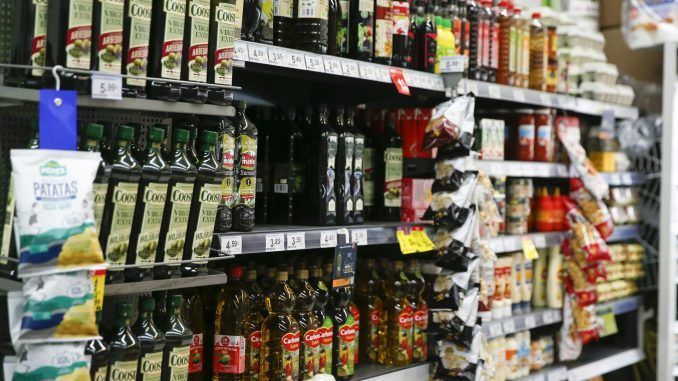 Estanterías con botellas de aceite en un supermercado. EFE/Archivo
