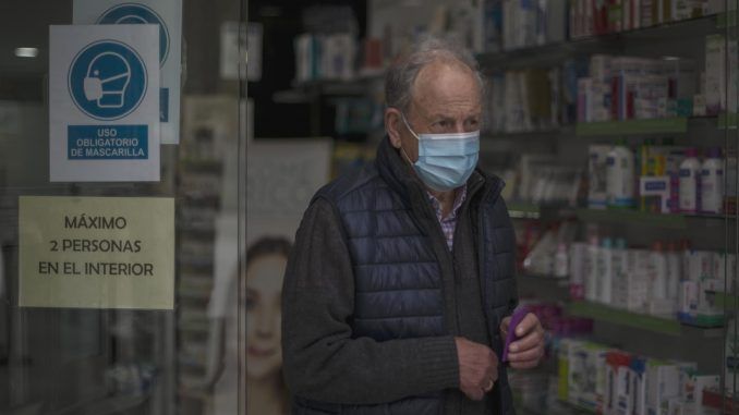 Un hombre sale de una farmacia. EFE/Archivo
