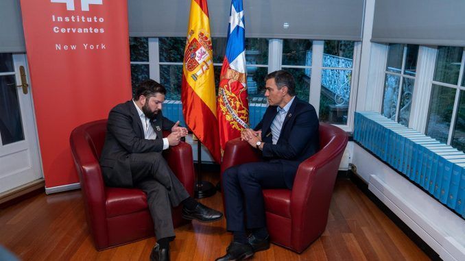 El presidente del Gobierno español, Pedro Sánchez, habla hoy con su similar de Chile, Gabriel Boric (i), durante un acto de homenaje al asesinado mandatario chileno Salvador Allende, en la sede del Instituto Cervantes en Nueva York (EE.UU). El presidente de Chile, Gabriel Boric, y el del gobierno español, Pedro Sánchez, participaron este miércoles en Nueva York en un homenaje por el 50 aniversario del histórico discurso ante la ONU del presidente chileno Salvador Allende, un año antes de ser asesinado en un golpe de estado. EFE/ Ángel Colmenares
