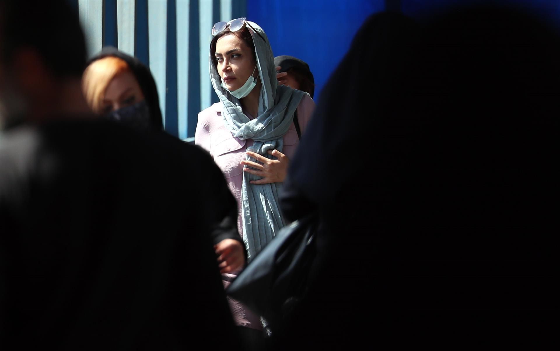 Una mujer con velo en una calle de Teherán. EFE/EPA/ABEDIN TAHERKENAREH
