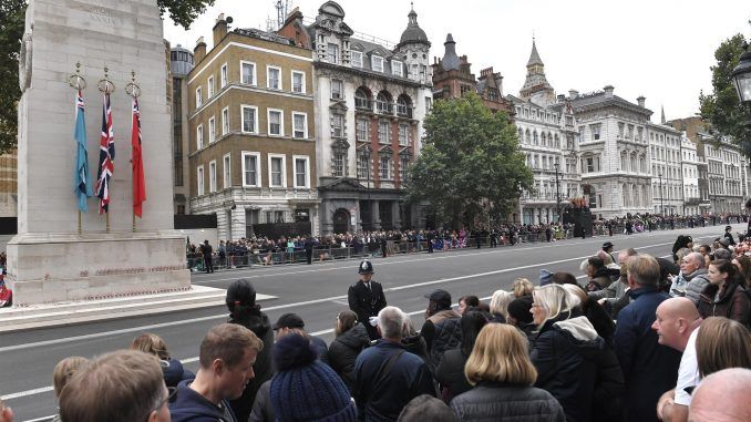 Ciudadanos esperan en las calles de Londres el paso del féretro de la reina Isabel II. EFE/EPA/VINCE MIGNOTT