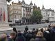 Ciudadanos esperan en las calles de Londres el paso del féretro de la reina Isabel II. EFE/EPA/VINCE MIGNOTT