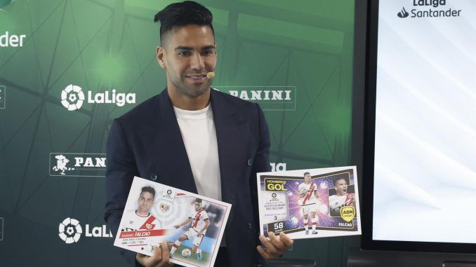 Radamel Falcao, delantero colombiano del Rayo, durante la presentación de la colección de cromos de la Liga española. Falcao afirmó que para la Liga española es "espectacular" que haya llegado al Barcelona el polaco Robert Lewandowski, al que calificó como "un rematador nato de registros impresionantes", y se mostró esperanzado en que su exequipo, el Atlético de Madrid, "tenga un buen rendimiento" en la Champions. EFE/ J.J. Guillén
