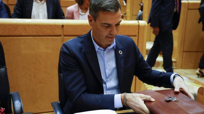 El presidente del Gobierno, Pedro Sánchez, asiste al pleno del Senado que debatirá la estrategia de ahorro energético, este martes en Madrid. El cara a cara en el Senado entre el presidente del Gobierno, Pedro Sánchez, y el líder de la oposición, Alberto Núñez Feijóo, da inicio a un curso parlamentario marcado por las elecciones autonómicas y locales de mayo y por la situación económica y energética, condicionada por la guerra en Ucrania. EFE/ Juanjo Martín
