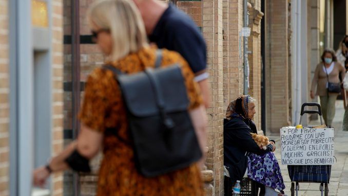 La pobreza alcanza al 66 % de los mayores atendidos por Cruz Roja.EFE/Julio Muñoz
