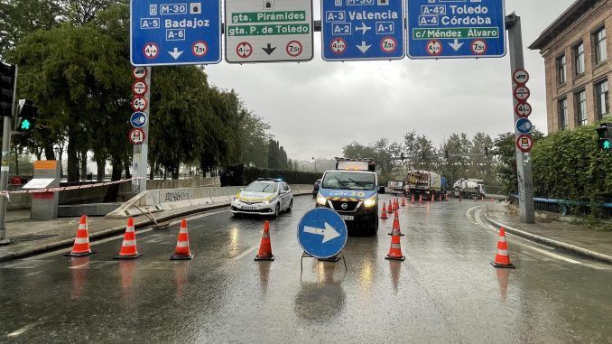 Una tubería cercana a la glorieta de Marqués de Vadillo ha sufrido esta madrugada una rotura por la que ha quedado anegada de agua la zona y el tramo de Calle 30 del entorno, incidente que ha provocado que todos los accesos a la glorieta estén cortados. EFE/Ana Bornay
