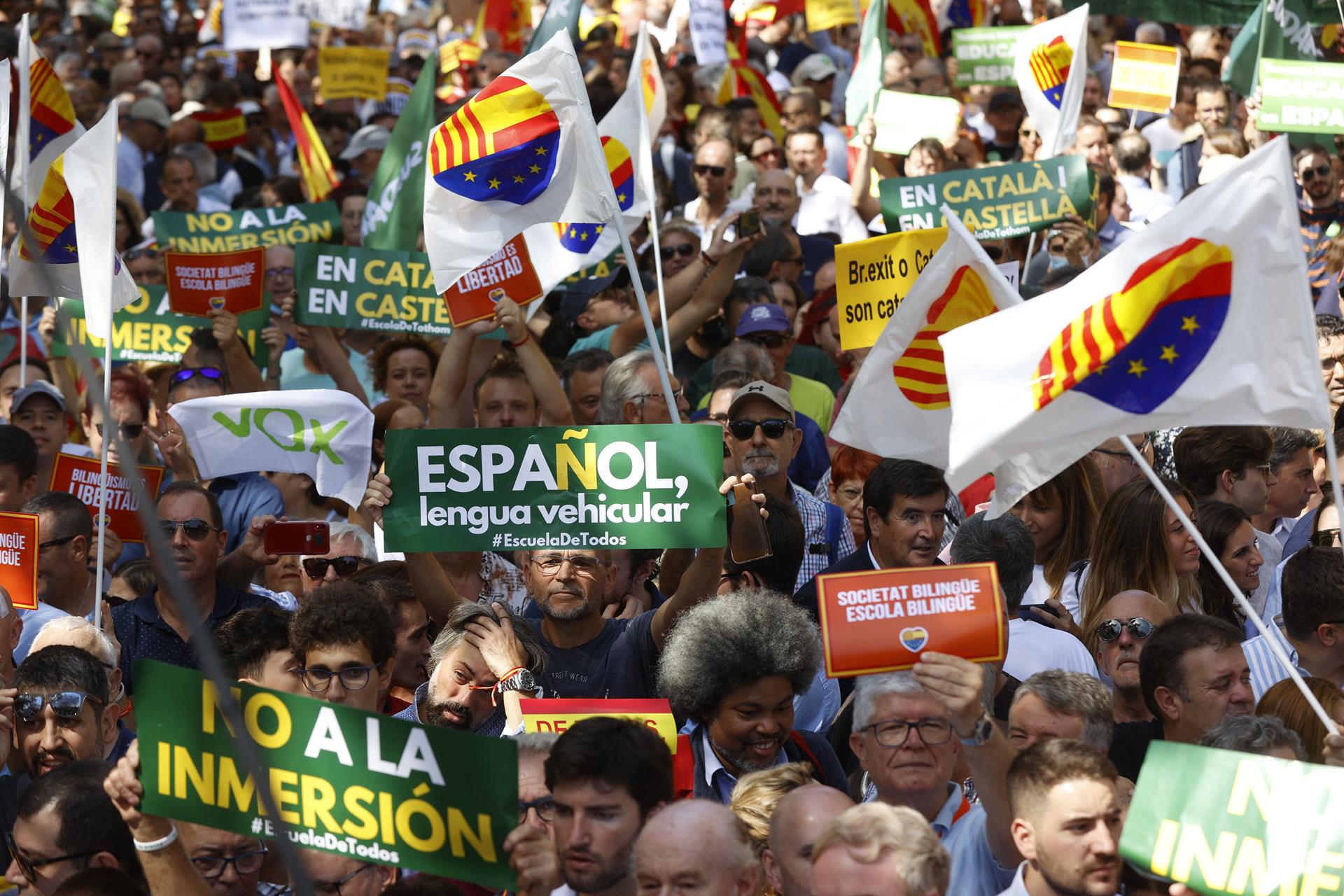 Bajo el lema "Español, lengua vehicular", la plataforma Escuela para Todos ha convocado una manifestación en Barcelona para reclamar que el castellano también sea lengua vehicular en Cataluña. EFE/Toni Albir
