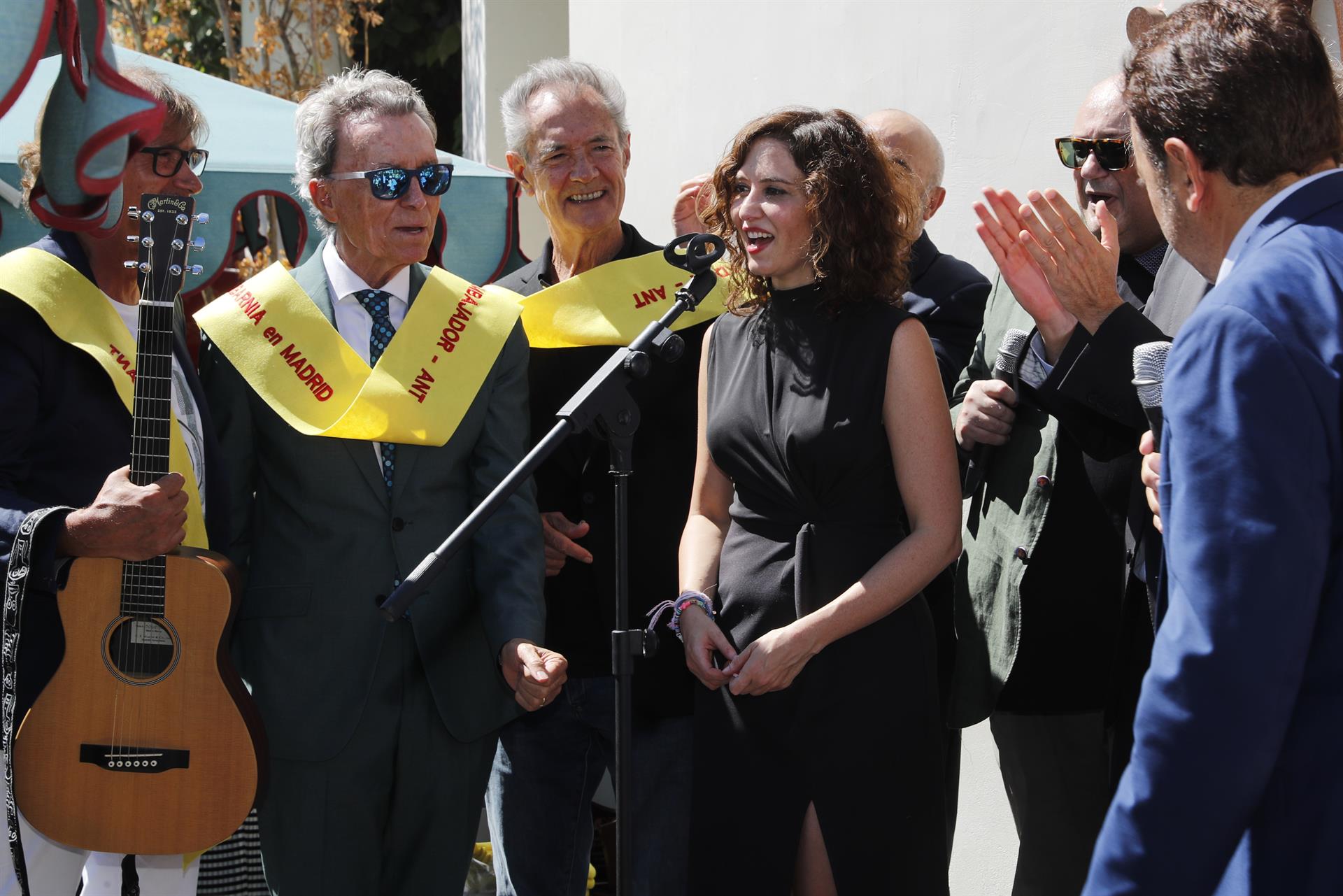 La presidenta de la Comunidad de Madrid, Isabel Díaz Ayuso (c), nombrada presidenta de Tabarnia en Madrid, junto a los nuevos embajadores, durante un acto celebrado esta mañana en la capital. EFE/ Luis Millan
