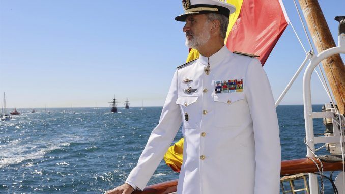 El rey posa a bordo del buque escuela de la Armada "Juan Sebastián Elcano" con motivo de la conmemoración del V centenario del regreso de la nao "Victoria", comandada por el marino vasco Juan Sebastián Elcano, tras completar la primera circunnavegación al planeta, este martes en Cádiz. EFE/ Francisco Gómez/Casa Real - SOLO USO EDITORIAL/SOLO DISPONIBLE PARA ILUSTRAR LA NOTICIA QUE ACOMPAÑA (CRÉDITO OBLIGATORIO) -
