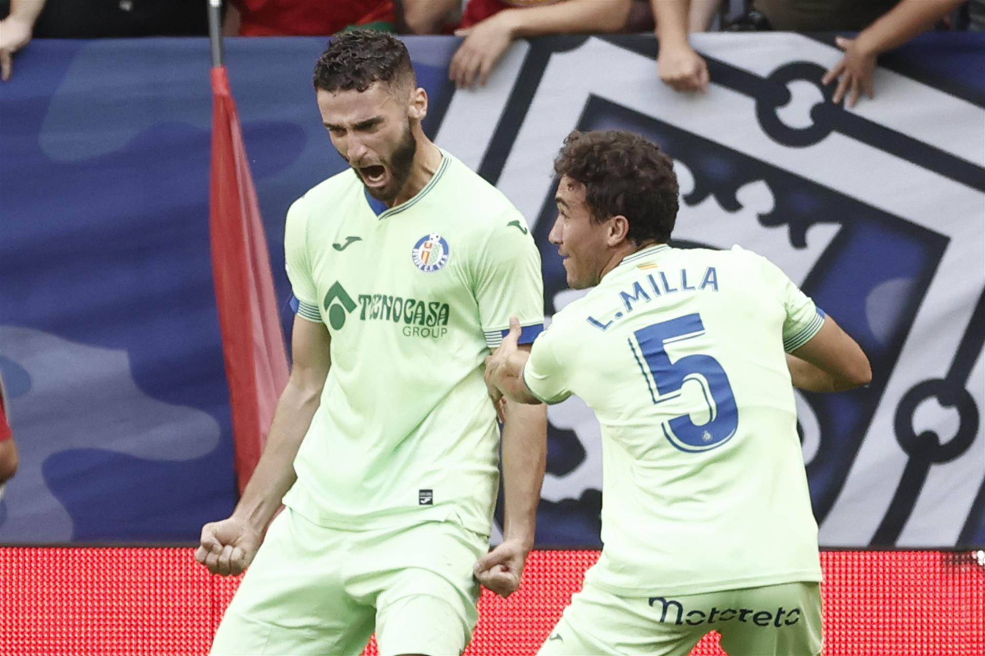 El defensa portugués de Osasuna Domingos de Sousa, celebra el segundo gol contra Osasuna, durante el partido de la sexta jornada de Liga Santander disputado en el estadio de El Sadar. EFE/Jesús Diges
