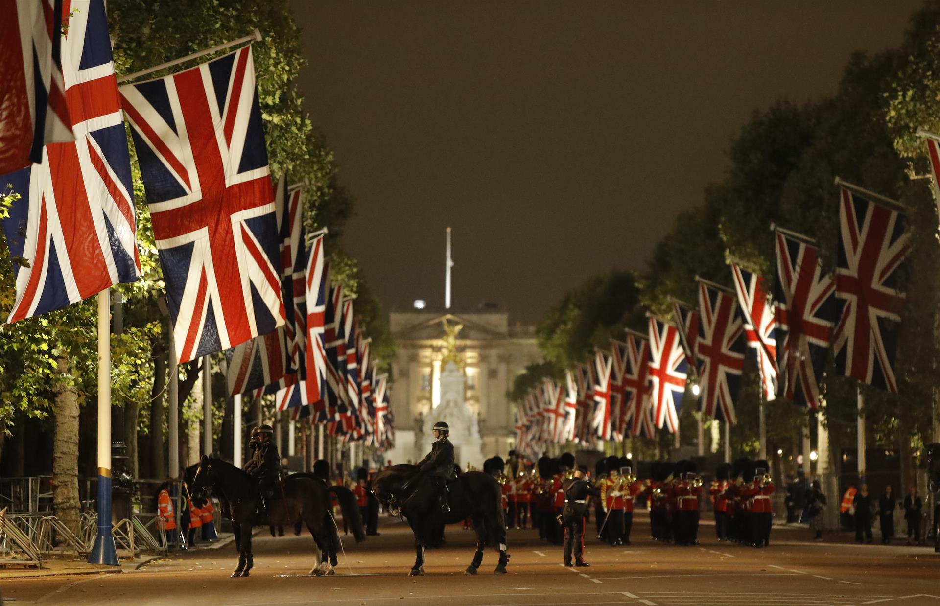 Ensayo nocturno del cortejo fúnebre para el traslado del féretro de Isabel II por las calles de Londres. EFE/EPA/OLIVIER HOSLET
