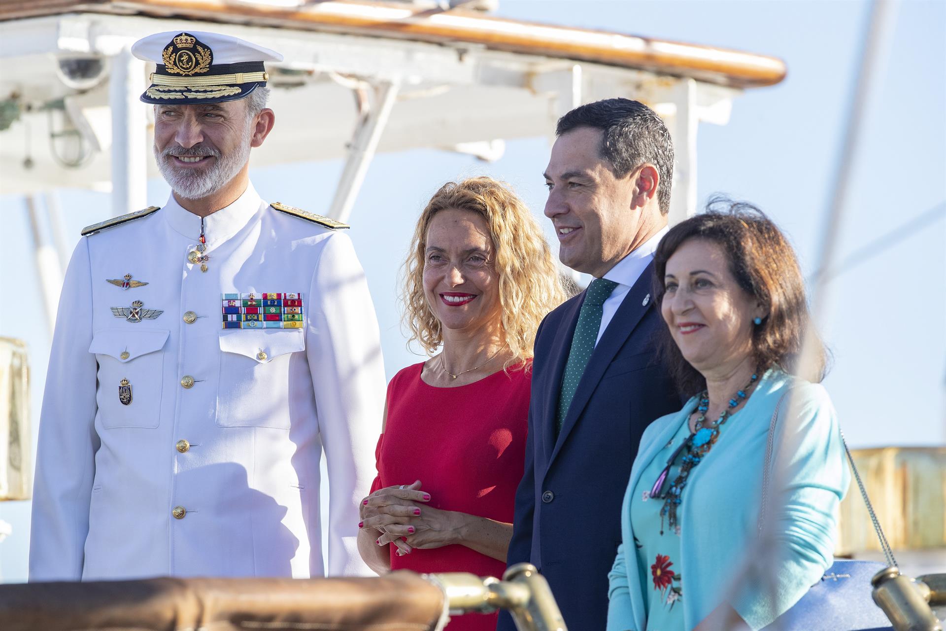 El rey; la presidenta del Congreso, Meritxell Batet; el presidente andaluz, Juanma Moreno; y la ministra de Defensa, Margarita Robles (izq a dcha), a bordo del buque escuela de la Armada "Juan Sebastián Elcano" el día que se conmemora que hace 500 años regresó a Sanlúcar de Barrameda (Cádiz), tras un viaje de tres años, la nao "Victoria", que, comandada por Juan Sebastián Elcano, fue el primer barco de la historia que dio la vuelta al mundo. EFE/ Román Ríos POOL
