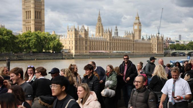 Ciudadanos esperan para dar el último adiós al féretro de Isabel II en la capilla ardiente instalada en el Westminster Hall del Parlamento británico. EFE/TOLGA AKMEN
