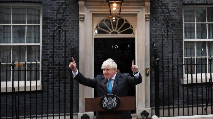 Boris Johnson abandona Downing Street en Londres antes de dirigirse a Balmoral, en Escocia, para presentar su dimisión como primer ministro británico a Isabel II. EFE/EPA/NEIL HALL
