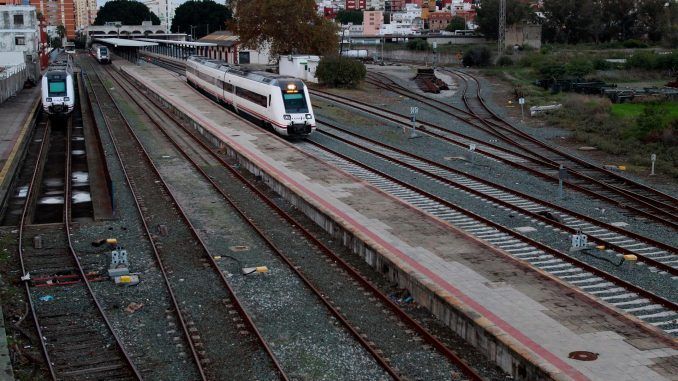 Un tren realiza maniobras en la estación de Algeciras (Cádiz) para colocarse en la vía con destino a Bobadilla. EFE/Archivo
