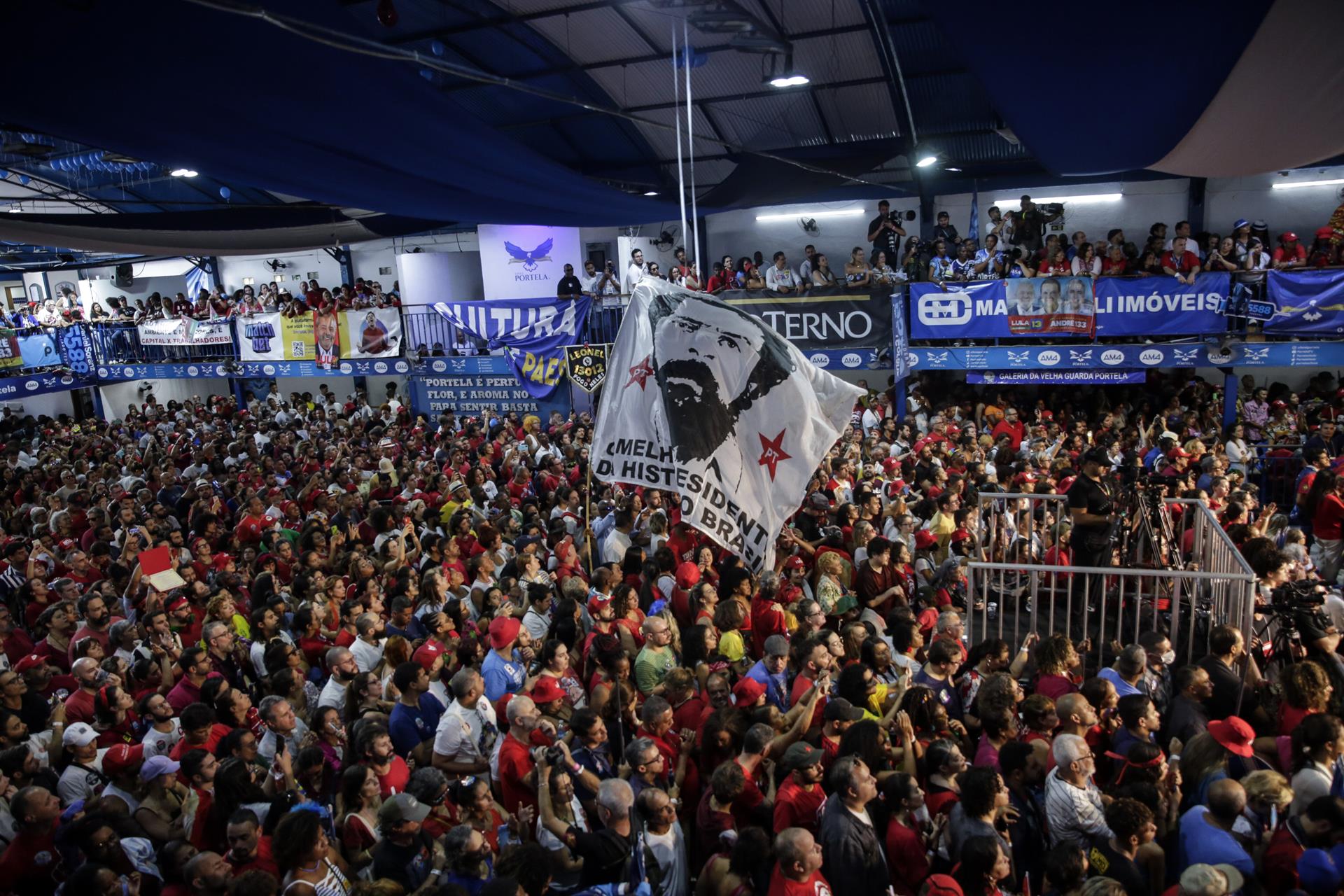 Personas asisten a la escuela de samba Portela, para participar en el acto de campaña del candidato a la presidencia de Brasil, Luiz Inácio Lula da Silva, hoy en Río de Janeiro (Brasil). EFE/Antonio Lacerda
