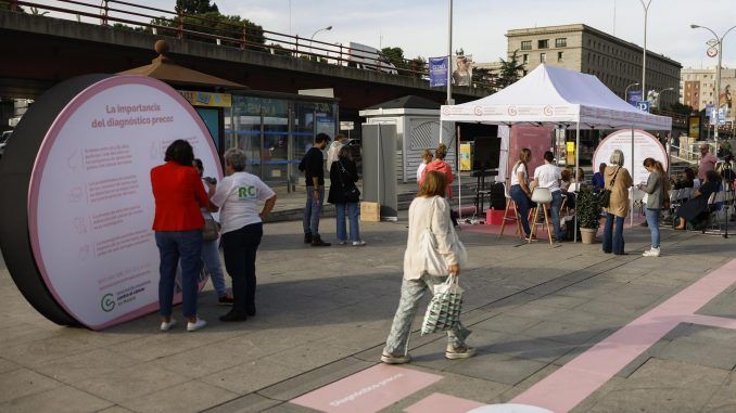 Por el Día Mundial Contra el Cáncer de Mama, la Asociación Española Contra el Cáncer en Madrid organiza una acción de calle con pacientes, investigadores, profesionales y otras personas comprometidas.. EFE/ Rodrigo Jimenez
