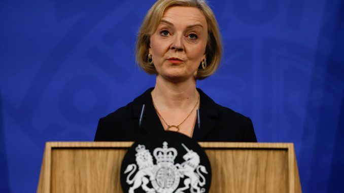 La primera ministra británica, Liz Truss, durante una conferencia de prensa sobre la economía del Reino Unido en Downing Street el pasado 14 de octubre. EFE/EPA/Carlos Jasso / POOL
