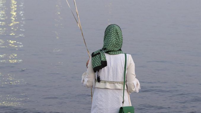 Una mujer, con el cabello cubierto con un velo, pasa la tarde en el lago Chitgar de Teherán. La muerte de Mahsa Amini ha desatado unas protestas sin precedentes por la obligatoriedad del velo en Irán, pero la discriminación de la mujer en el país persa va mucho más allá. EFE/Jaime León
